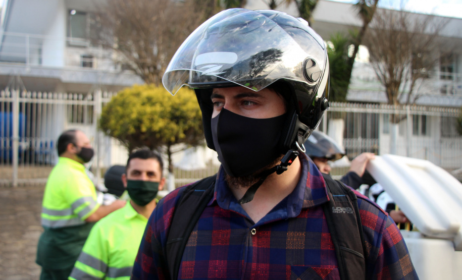No Dia do Motociclista, BPTran faz blitz educativa e distribui antena corta fio pra evitar acidentes com linha de cerol