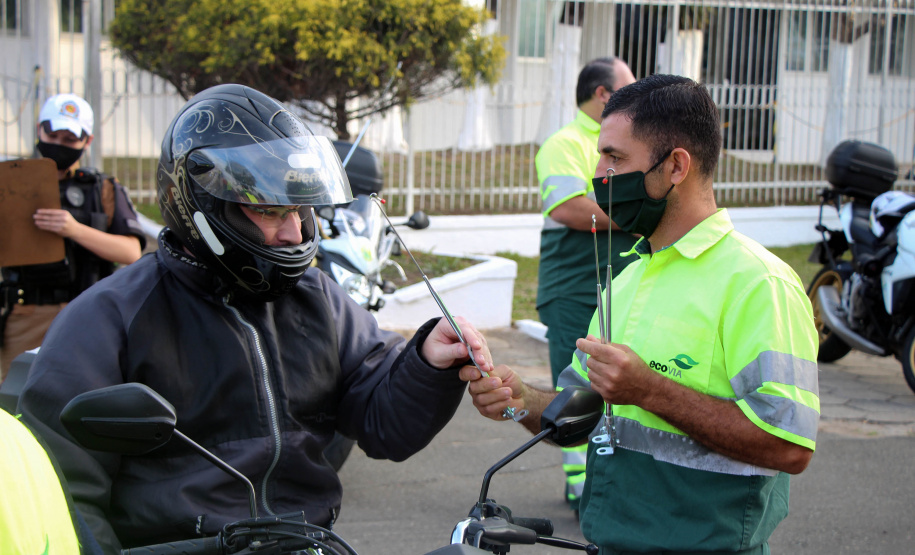 No Dia do Motociclista, BPTran faz blitz educativa e distribui antena corta fio pra evitar acidentes com linha de cerol