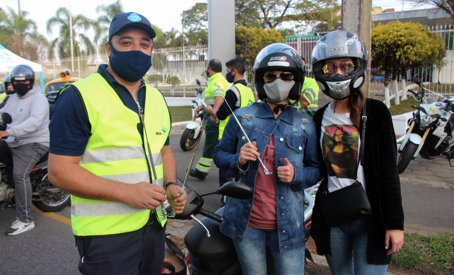 No Dia do Motociclista, BPTran faz blitz educativa e distribui antena corta fio pra evitar acidentes com linha de cerol