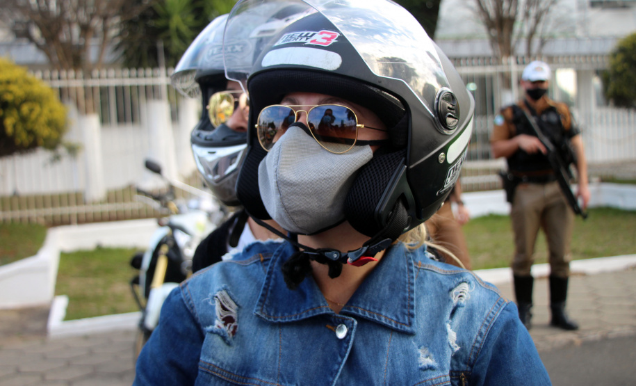 No Dia do Motociclista, BPTran faz blitz educativa e distribui antena corta fio pra evitar acidentes com linha de cerol