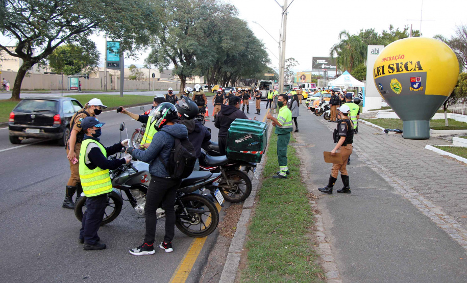 No Dia do Motociclista, BPTran faz blitz educativa e distribui antena corta fio pra evitar acidentes com linha de cerol
