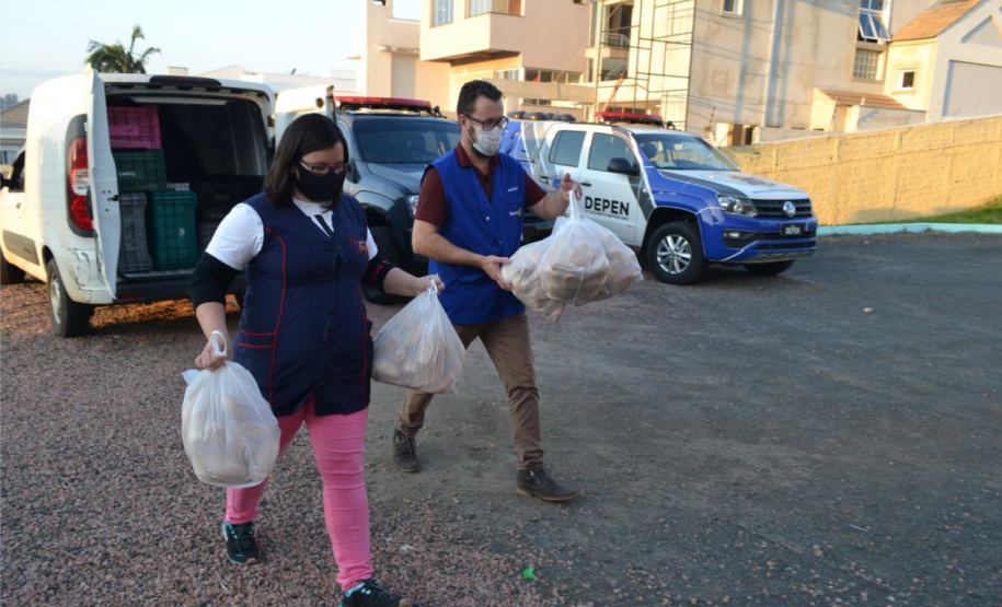 Trabalho social do Depen e do Rotary Club distribui pães para instituições de Cascavel