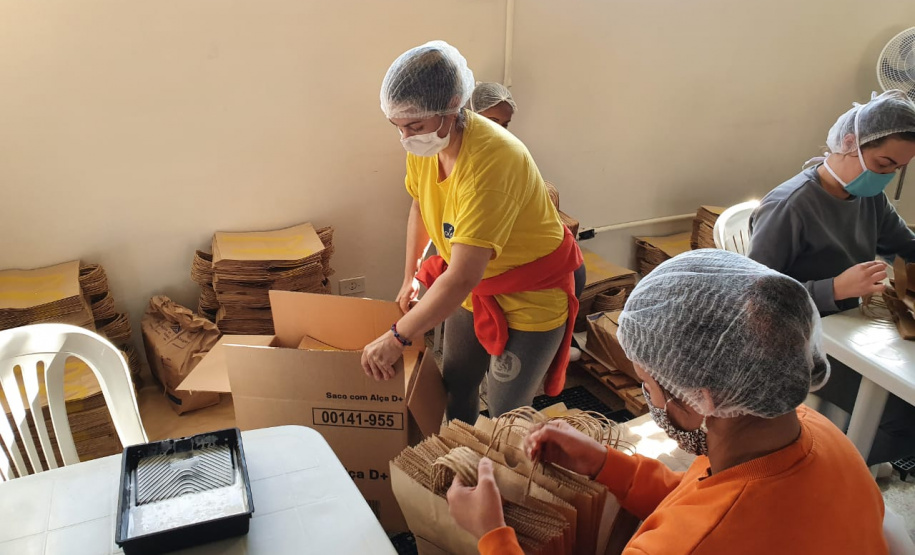 Presas da Penitenciária Feminina produzem sacolas de delivery de uma grande rede de fast food