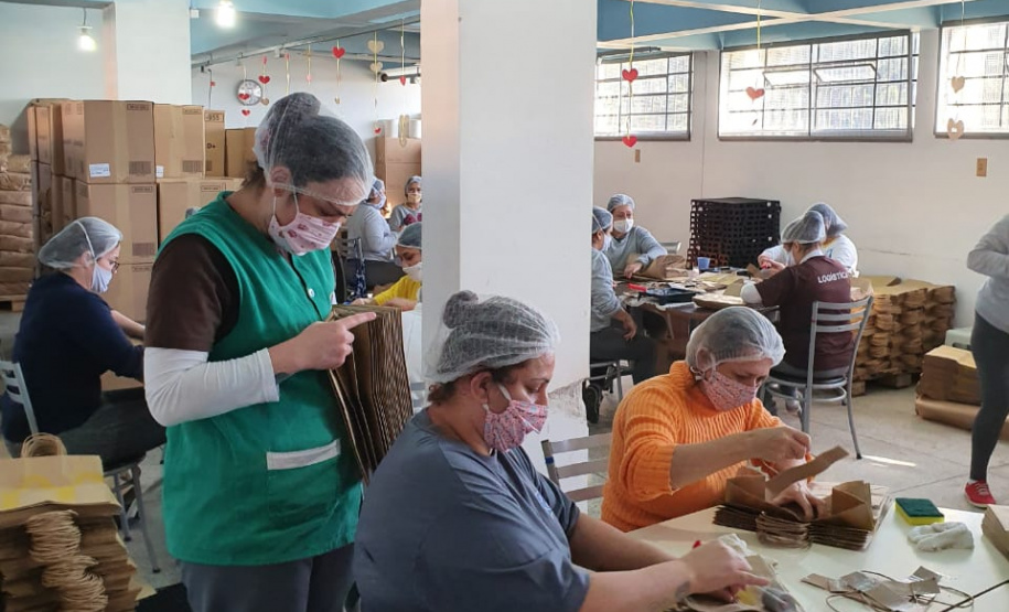 Presas da Penitenciária Feminina produzem sacolas de delivery de uma grande rede de fast food
