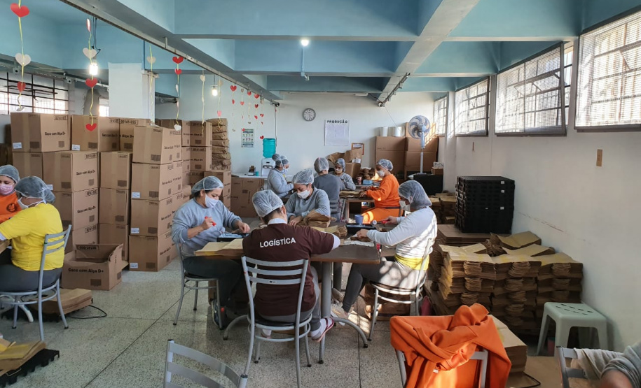 Presas da Penitenciária Feminina produzem sacolas de delivery de uma grande rede de fast food