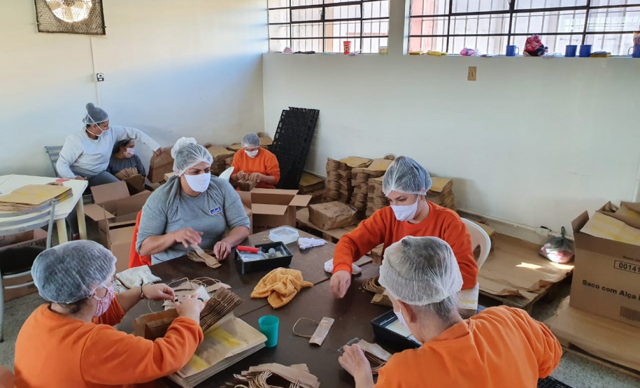 Presas da Penitenciária Feminina produzem sacolas de delivery de uma grande rede de fast food