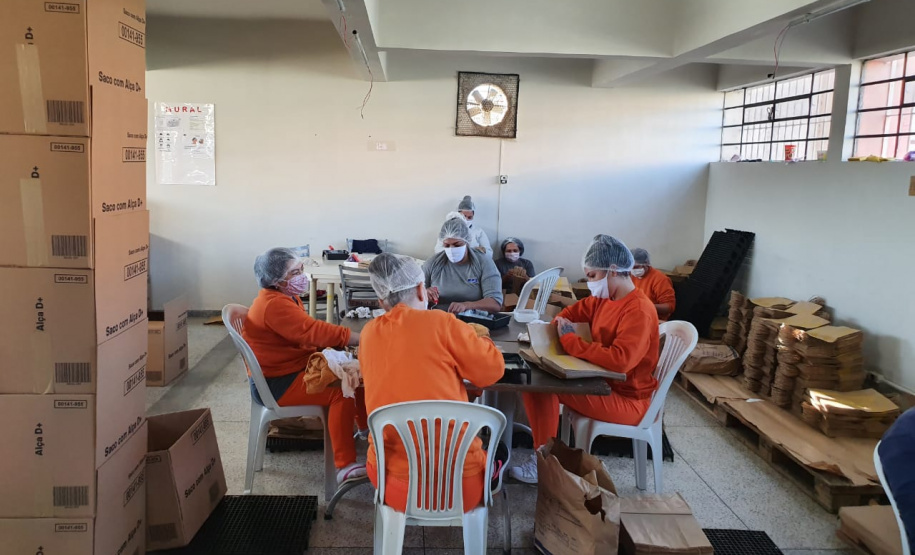 Presas da Penitenciária Feminina produzem sacolas de delivery de uma grande rede de fast food
