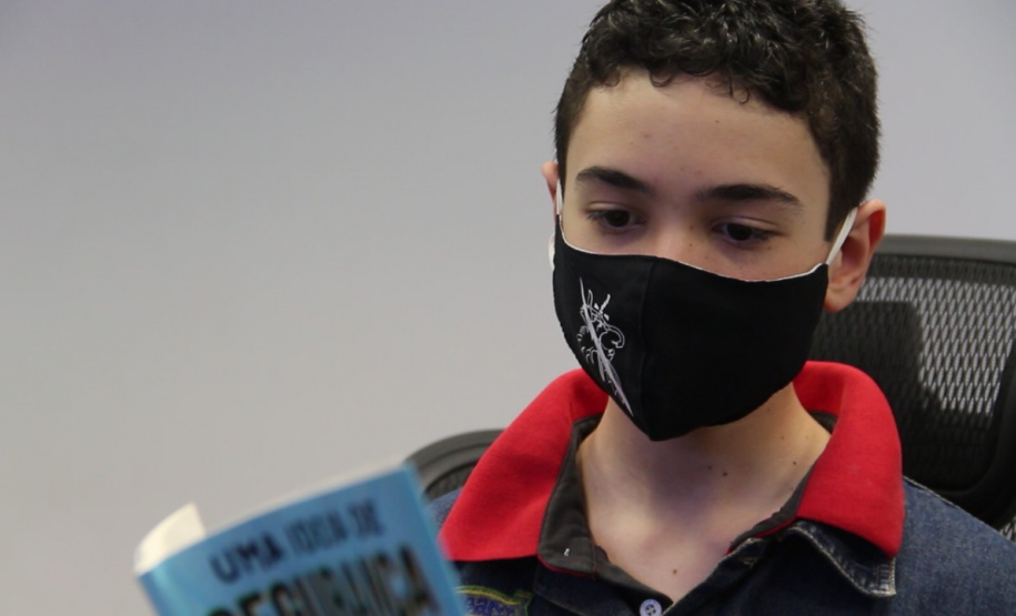 Filho de policial militar lança livro com orientações de segurança para crianças e jovens