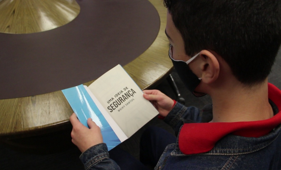 Filho de policial militar lança livro com orientações de segurança para crianças e jovens