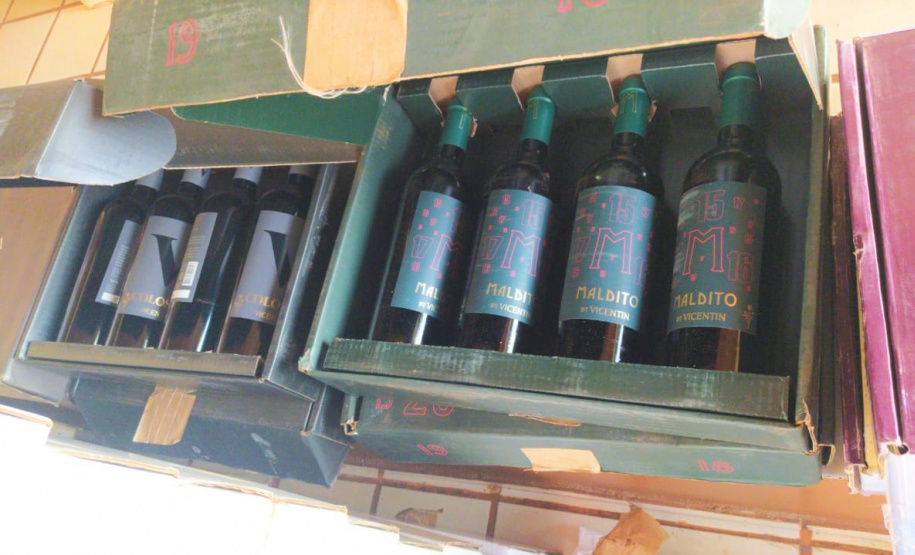 Três homens são presos após PM encontrar 398 caixas de vinhos contrabandeados da Argentina no Sudoeste do estado