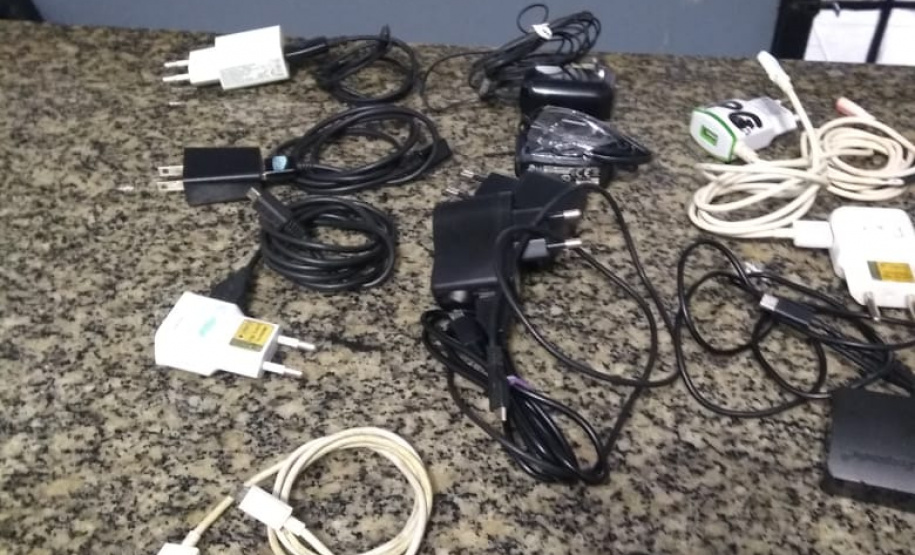 Dupla é detida tentando arremessar nove celulares, maconha e cocaína na Cadeia de Marechal Cândido Rondon