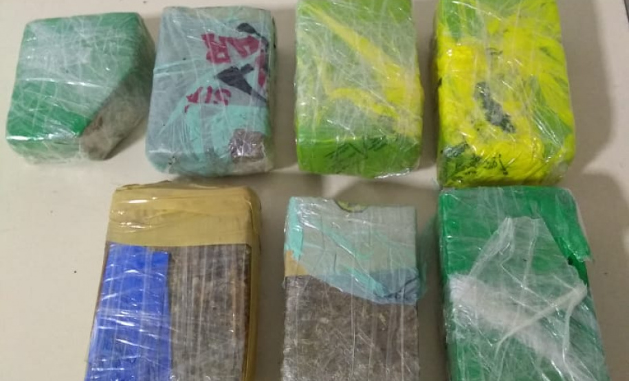 Dupla é detida tentando arremessar nove celulares, maconha e cocaína na Cadeia de Marechal Cândido Rondon