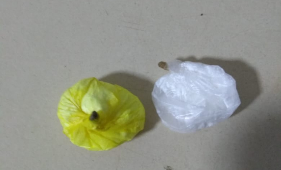 Dupla é detida tentando arremessar nove celulares, maconha e cocaína na Cadeia de Marechal Cândido Rondon