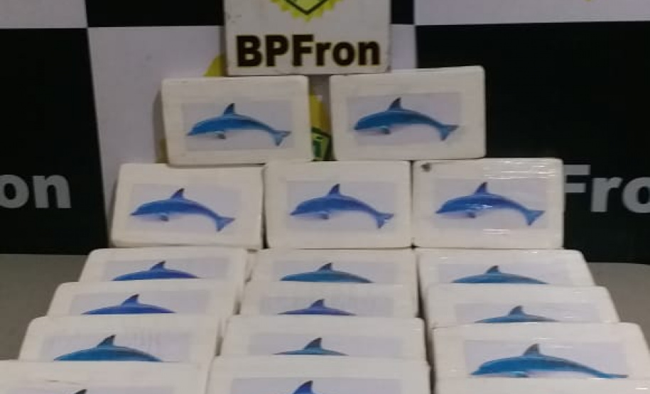 BPFron apreende mais de 21 quilos de cocaína e carro carregado com vinho contrabandeado no oeste do Paraná