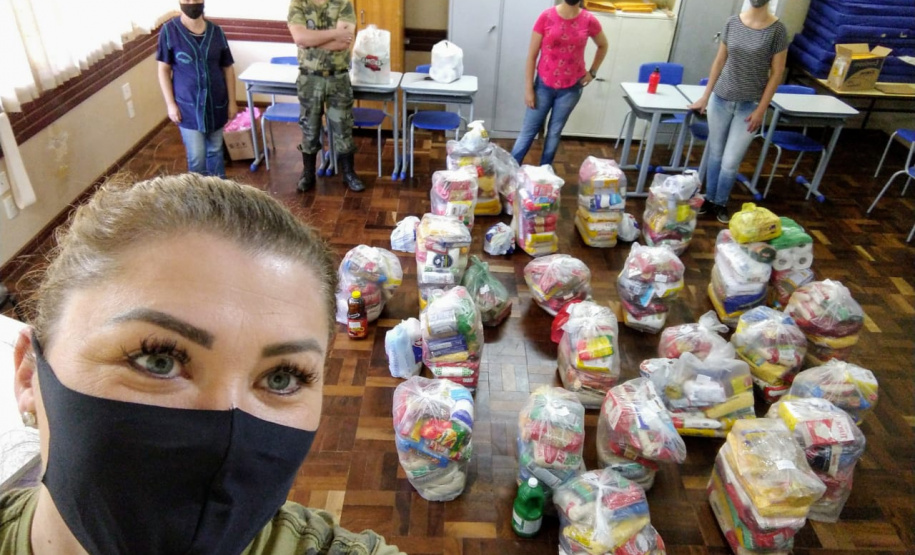 Integrantes do projeto Força Verde Mirim arrecadam cestas e roupas para famílias de Itaiacoca, nos Campos Gerais