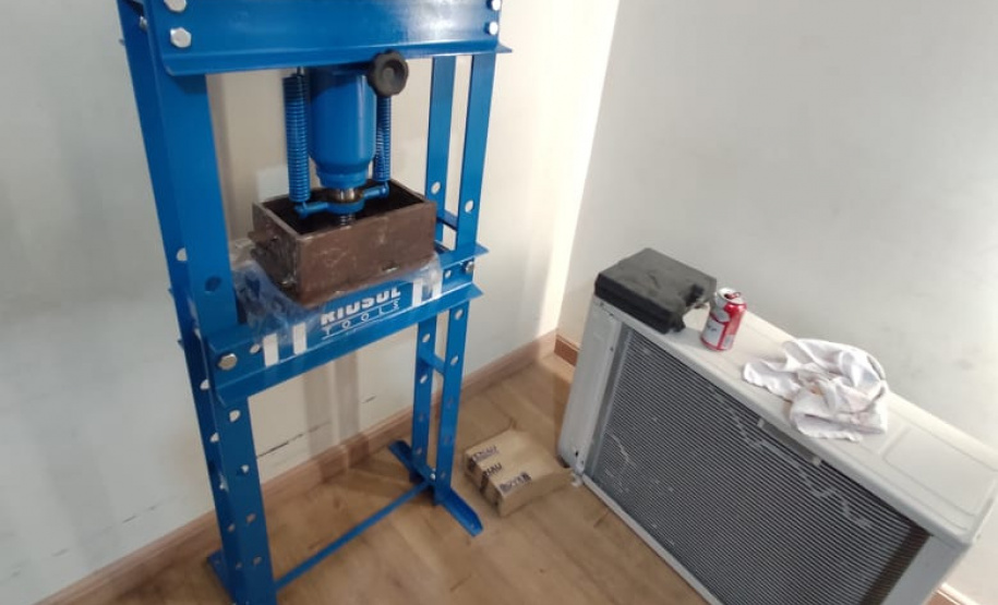 PM descobre laboratório de drogas e prende dois envolvidos no Botiatuvinha, em Curitiba