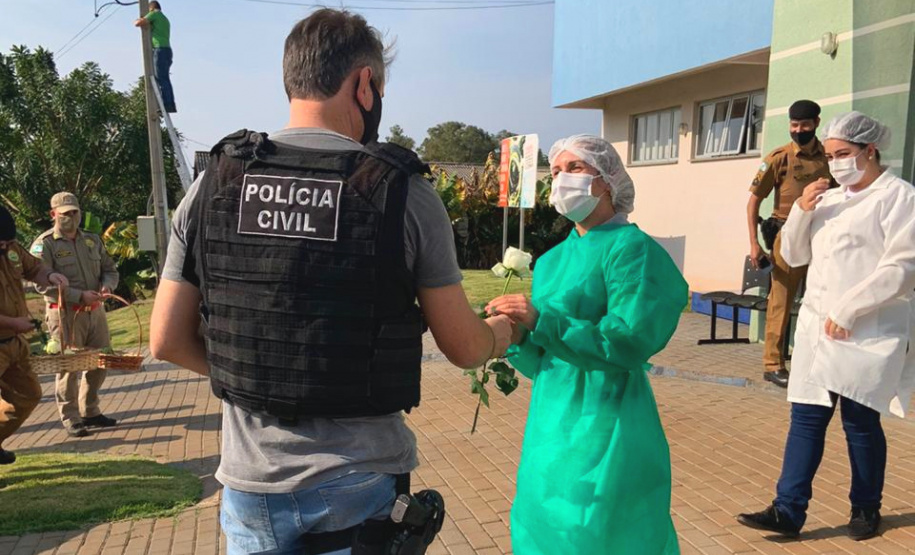 Polícia Civil presta homenagem aos profissionais de saúde de Ampére