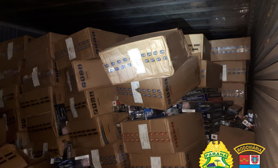 Carreta com 800 caixas de cigarros tomba na PR 082 e motorista abandona carga em Cidade Gaúcha (PR)