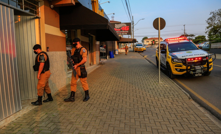 Em Piraquara, PM faz operação contra o tráfico de drogas e jogos de azar e apreende três armas