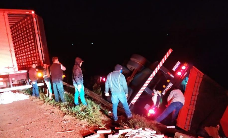 Caminhão com cigarros contrabandeados tomba na PR 445 e BPRv apreende 450 mil maços em Tamarana (PR)