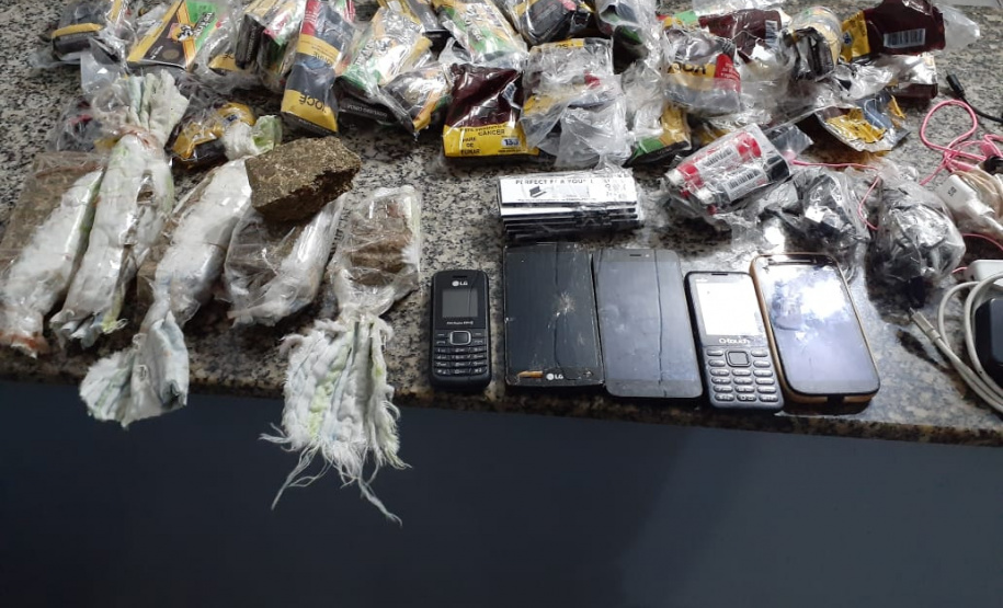 Agentes penitenciários de Marechal Cândido Rondon impedem arremesso e evitam entrada de cinco celulares, maconha e fumo
