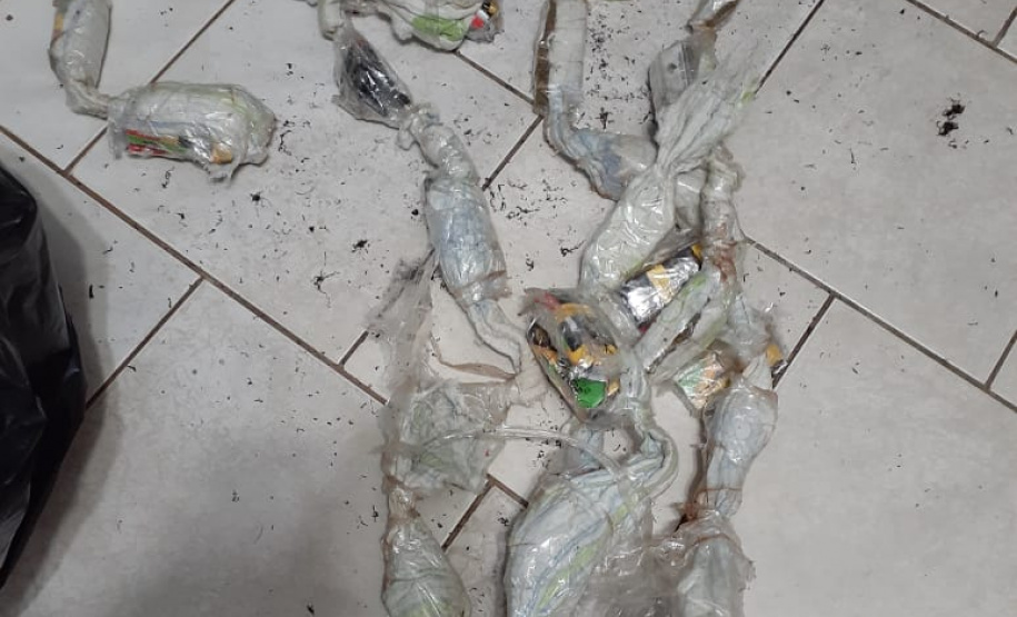 Agentes penitenciários de Marechal Cândido Rondon impedem arremesso e evitam entrada de cinco celulares, maconha e fumo