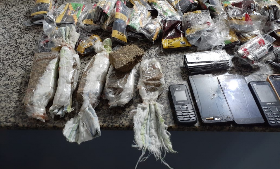 Agentes penitenciários de Marechal Cândido Rondon impedem arremesso e evitam entrada de cinco celulares, maconha e fumo