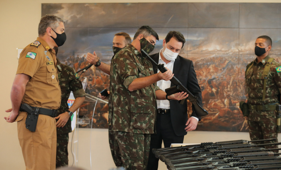 ​Paraná recebe 100 fuzis do Exército para reforçar segurança pública