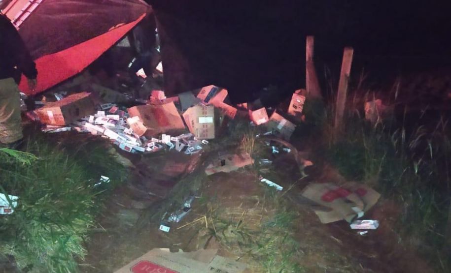 Caminhão com cigarros contrabandeados tomba na PR 445 e BPRv apreende 450 mil maços em Tamarana (PR)