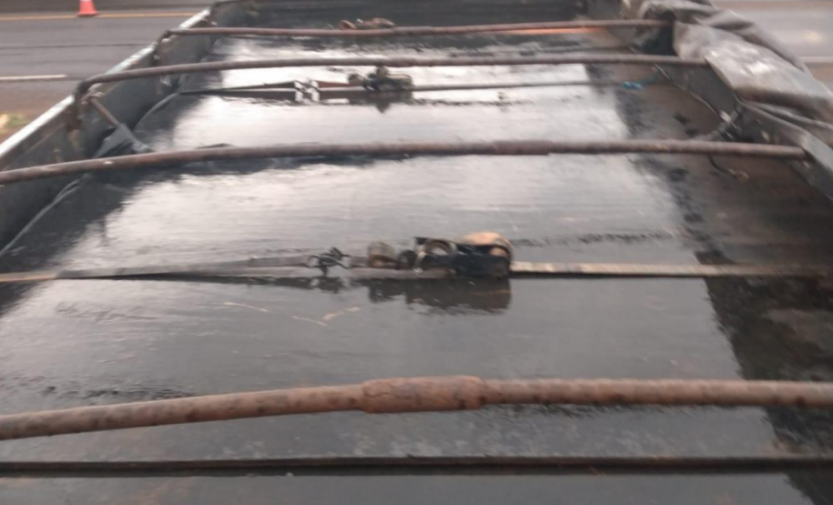 BPRv apreende caminhão carregado com 120 caixas de cigarros contrabandeados e um veículo com placas adulteradas no Noroeste do estado