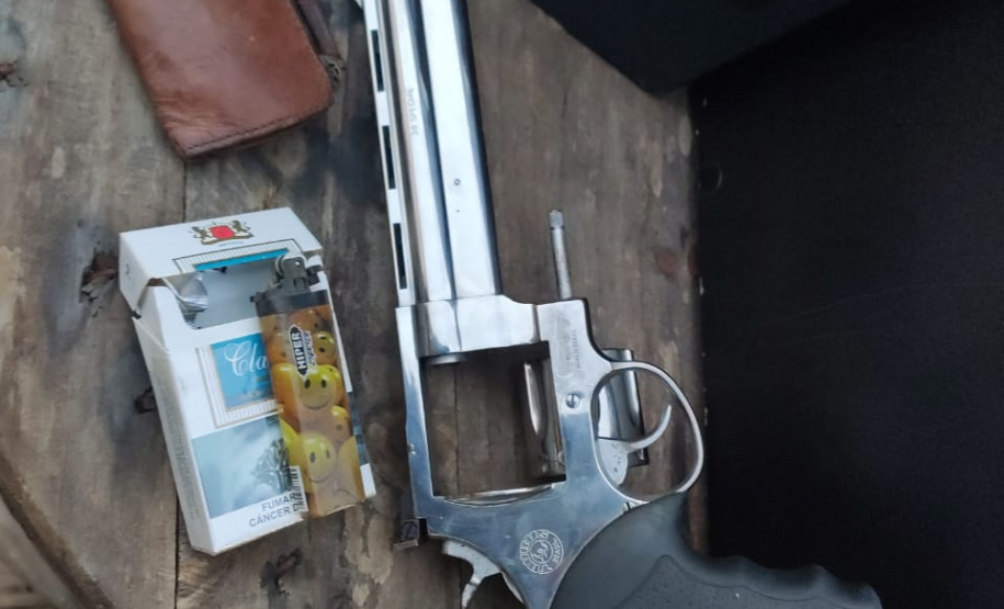 Em Piraquara, PM faz operação contra o tráfico de drogas e jogos de azar e apreende três armas