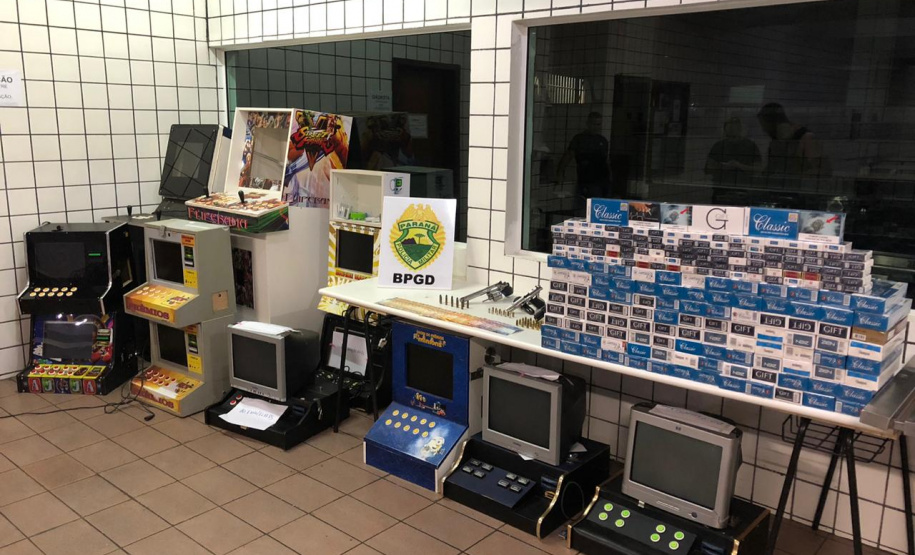 Em Piraquara, PM faz operação contra o tráfico de drogas e jogos de azar e apreende três armas