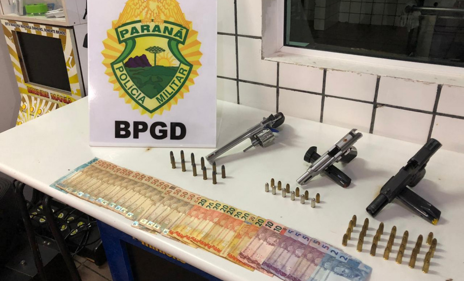Em Piraquara, PM faz operação contra o tráfico de drogas e jogos de azar e apreende três armas