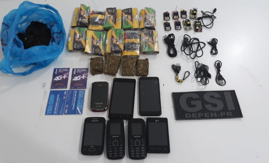 Agentes penitenciários de Cascavel impedem a entrada de 18 celulares em unidades prisionais