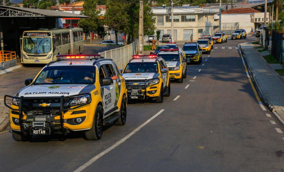 Em Piraquara, PM faz operação contra o tráfico de drogas e jogos de azar e apreende três armas