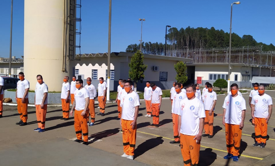 Presos de Piraquara executam Hino Nacional em comemoração aos 198 anos da Independência do Brasil.