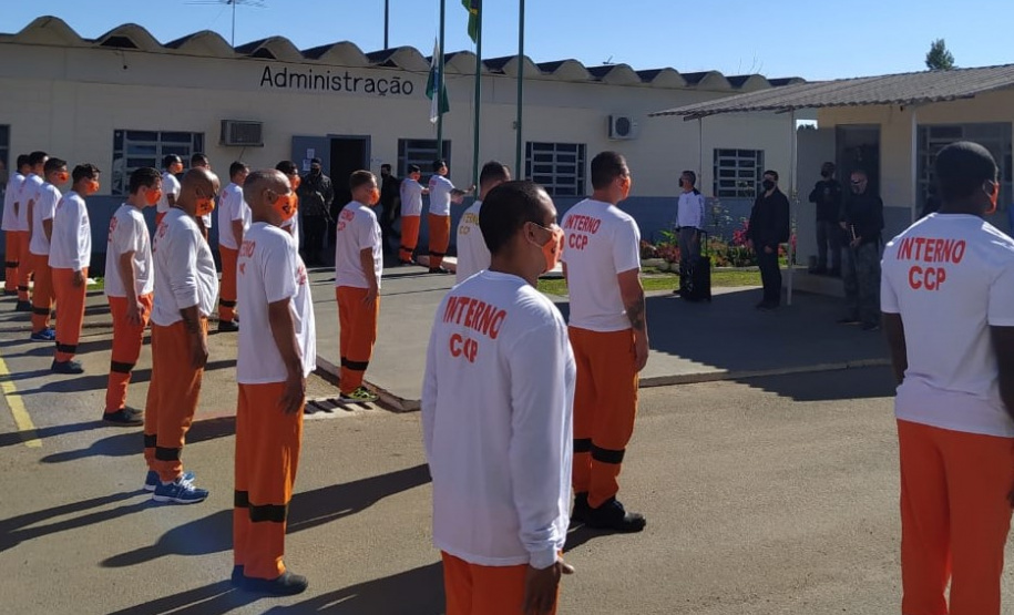 Presos de Piraquara executam Hino Nacional em comemoração aos 198 anos da Independência do Brasil.