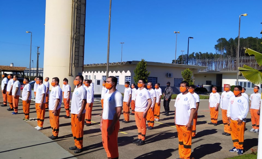 Presos de Piraquara executam Hino Nacional em comemoração aos 198 anos da Independência do Brasil.