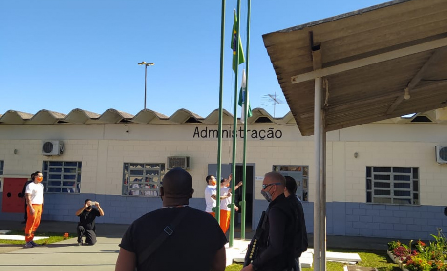 Presos de Piraquara executam Hino Nacional em comemoração aos 198 anos da Independência do Brasil.