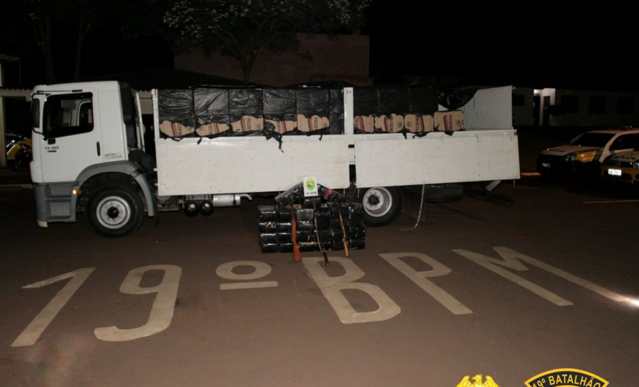 PM verifica denúncia em sítio e descobre 490 quilos de maconha, armas e cigarros contrabandeados em Toledo (PR)