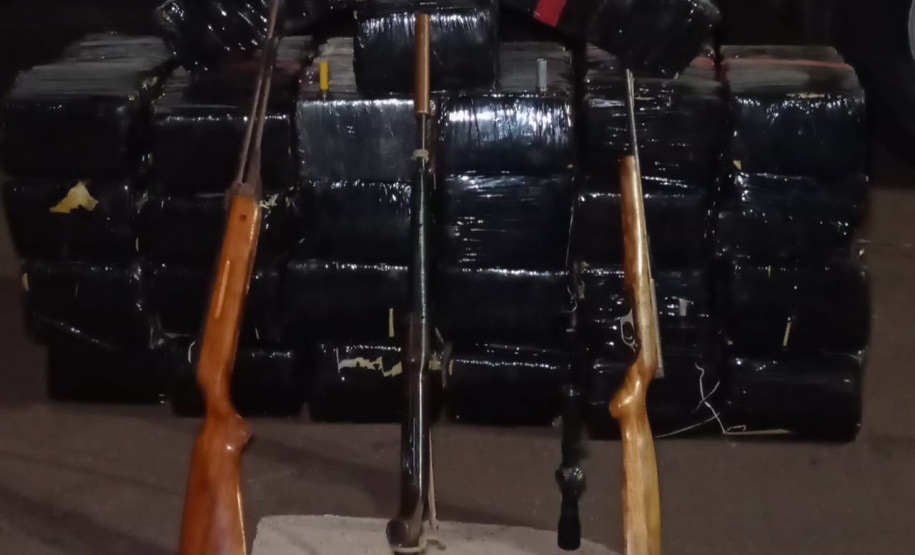 PM verifica denúncia em sítio e descobre 490 quilos de maconha, armas e cigarros contrabandeados em Toledo (PR)