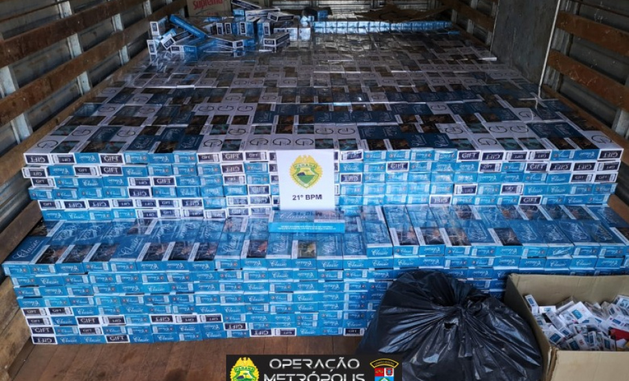 Durante patrulhamento, PM apreende mais de quatro mil pacotes de cigarros e cinco pessoas acabam presas em Realeza (PR)