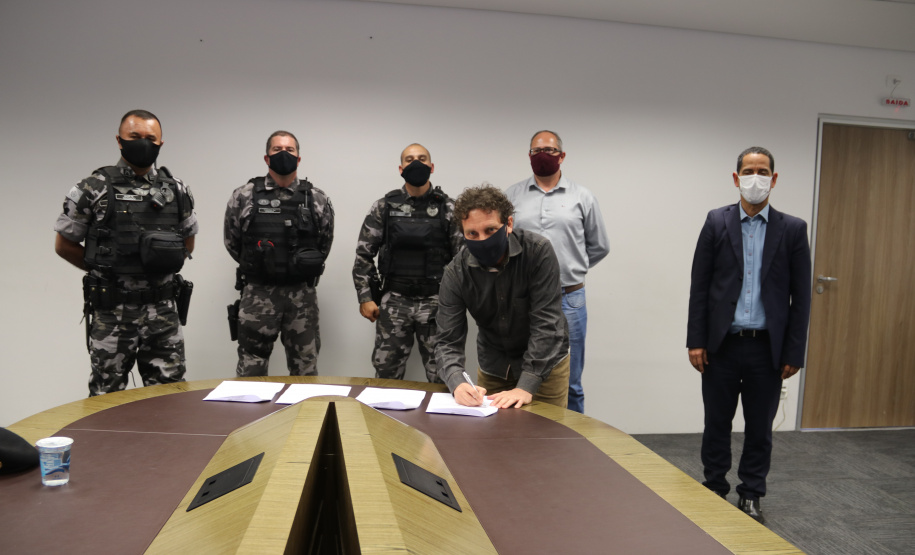 Assinatura de termo entre SESP, BOPE e prefeitura de Piraquara