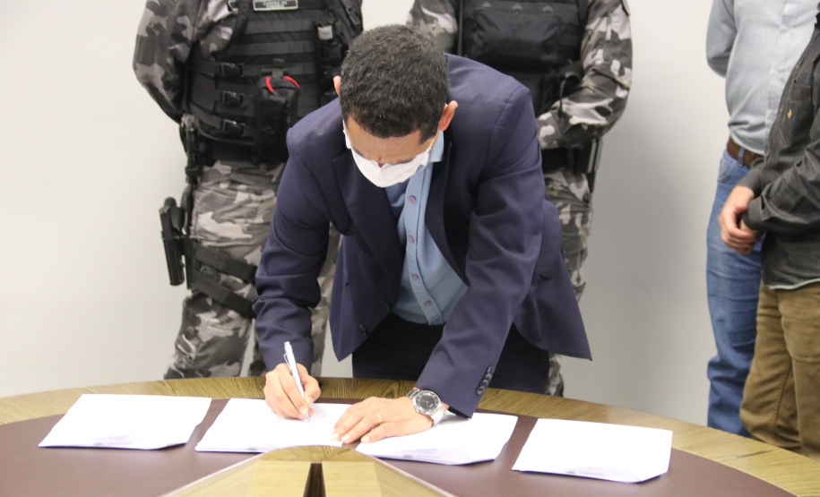 Assinatura de termo entre SESP, BOPE e prefeitura de Piraquara