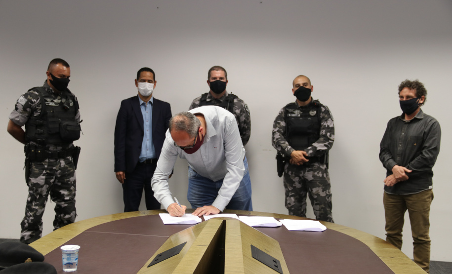 Assinatura de termo entre SESP, BOPE e prefeitura de Piraquara