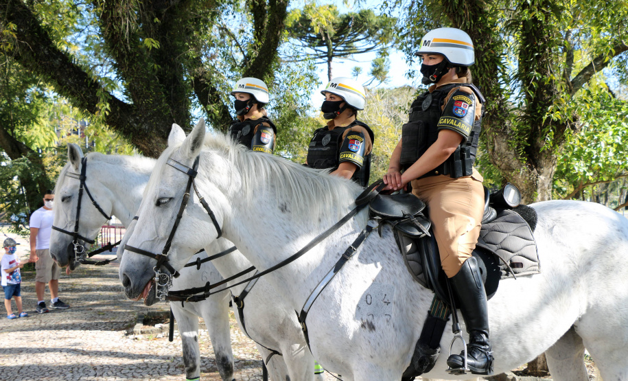 Inédito desfile motorizado da PM passa por cartões-postais da capital em alusão aos 166 anos da Corporação