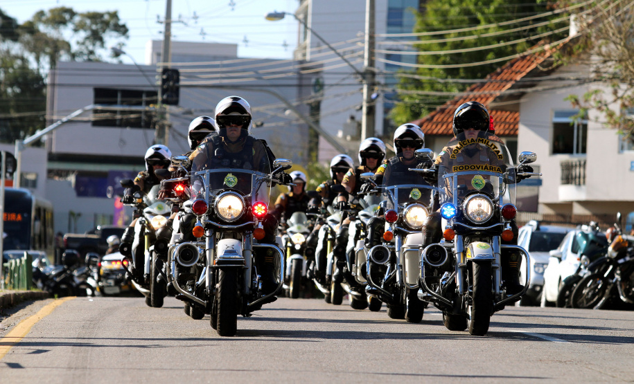 Inédito desfile motorizado da PM passa por cartões-postais da capital em alusão aos 166 anos da Corporação