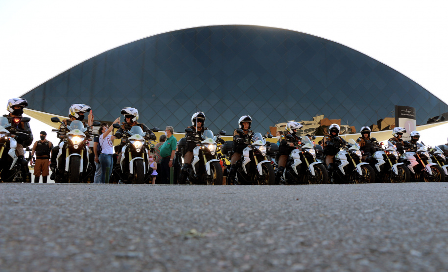 Inédito desfile motorizado da PM passa por cartões-postais da capital em alusão aos 166 anos da Corporação