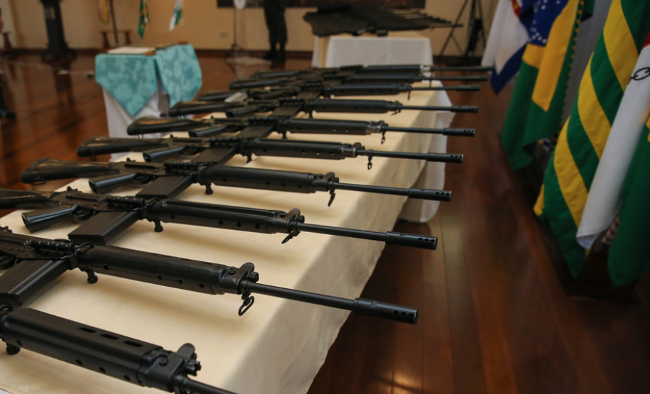 ​Paraná recebe 100 fuzis do Exército para reforçar segurança pública