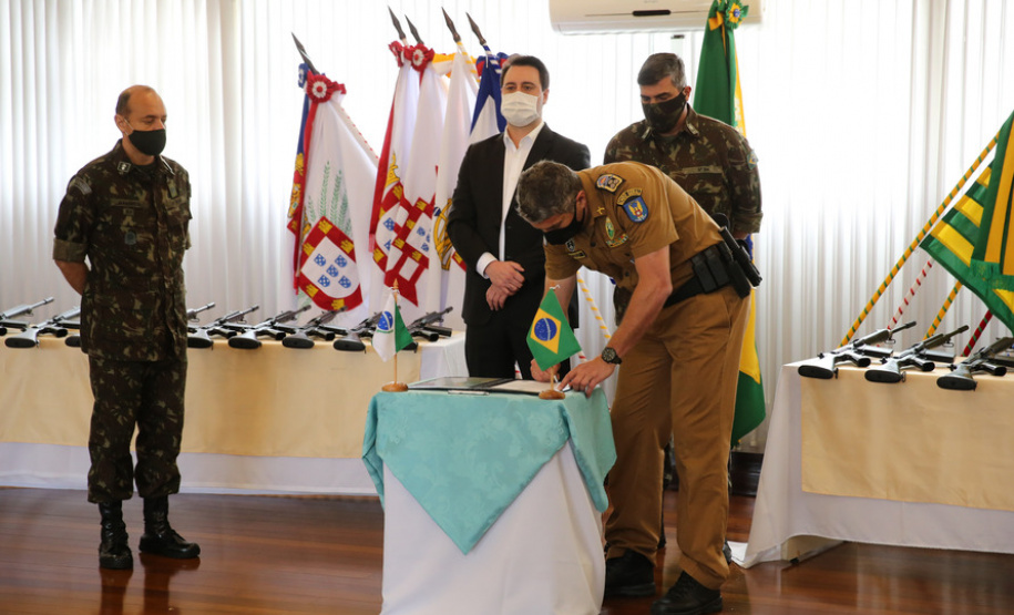 ​Paraná recebe 100 fuzis do Exército para reforçar segurança pública